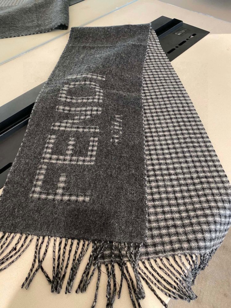 フェンディマフラーコピー 男女兼用  大人気2023新品  FENDI フェンディマフラー0036