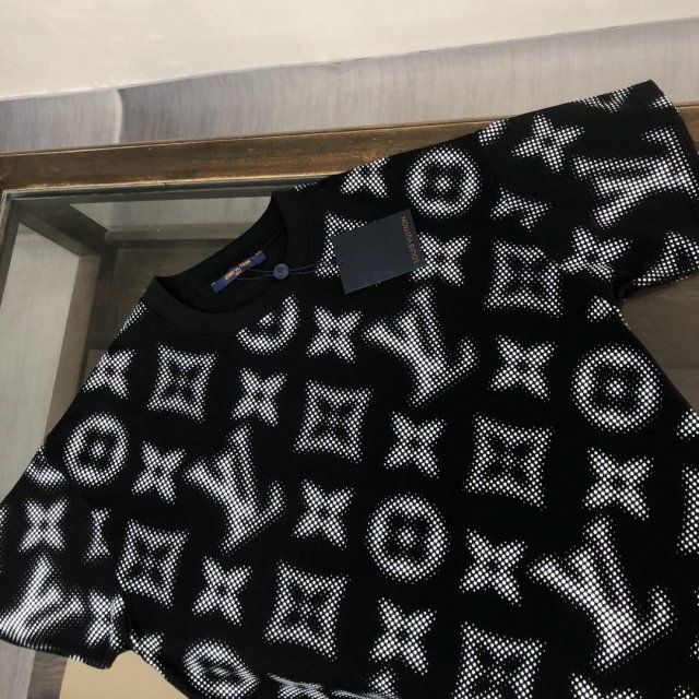 一目惚れ♪ 男女兼用 ルイヴィトン服コピー  Tシャツ   Louis Vuitton ルイヴィトン服0182