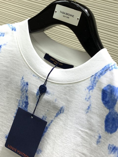 ★日本!!人気！ルイヴィトン服コピー 2色  Tシャツ   Louis Vuitton ルイヴィトン服0211