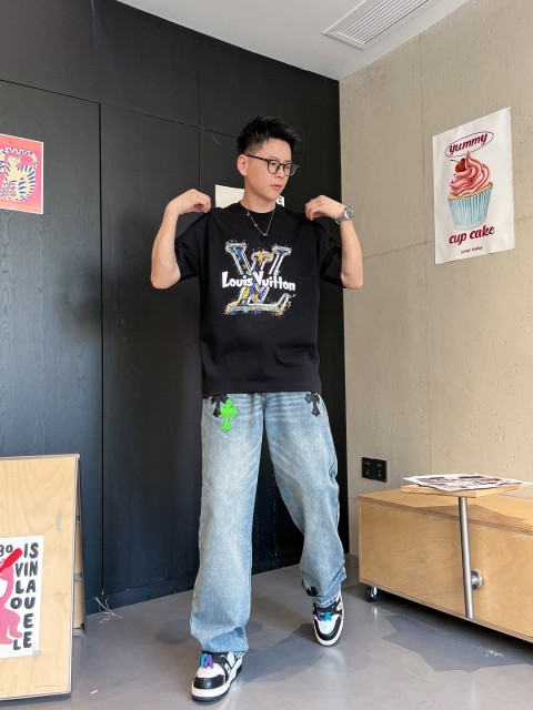 入手困難品！ルイヴィトン服コピー  男女兼用  2色  Tシャツ   Louis Vuitton ルイヴィトン服0213