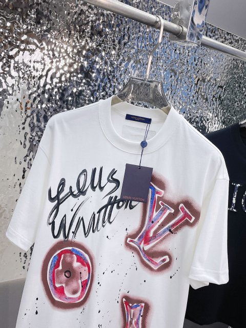 注目アイテム★  ルイヴィトン服コピー   2色  Tシャツ   Louis Vuitton ルイヴィトン服0219