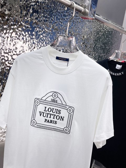 完売必至 ★ ルイヴィトン服コピー   2色  Tシャツ   Louis Vuitton ルイヴィトン服0221