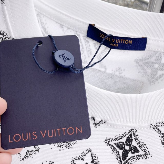 即発送！ ルイヴィトン服コピー   4色  Tシャツ   Louis Vuitton ルイヴィトン服0225