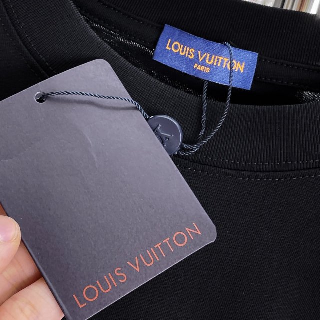 ☆超人気☆ ルイヴィトン服コピー   2色  Tシャツ   Louis Vuitton ルイヴィトン服0231