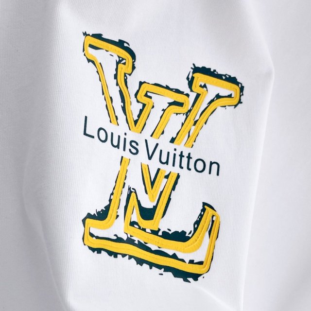 ☆超人気☆ ルイヴィトン服コピー   2色  Tシャツ   Louis Vuitton ルイヴィトン服0231