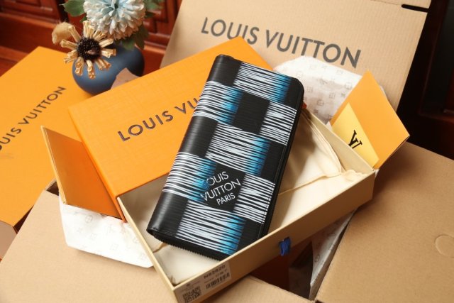 大人気！暖かい★ ルイヴィトン長財布コピー  Louis Vuitton ルイヴィトン財布 M82820