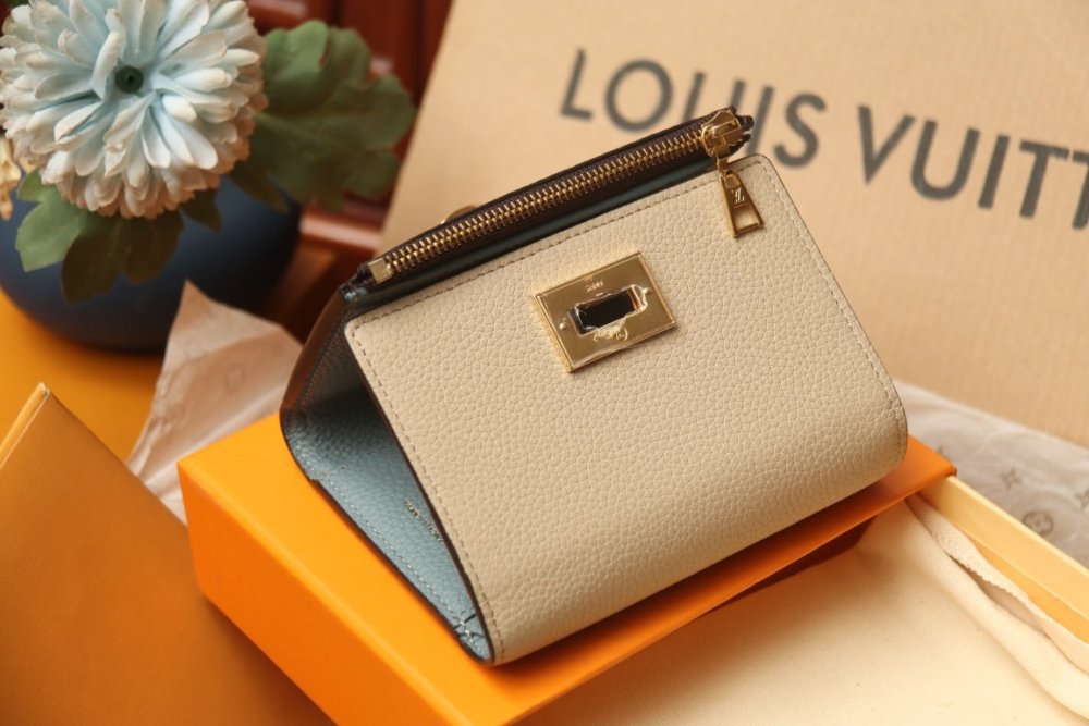 高品質 一目惚れ★ ルイヴィトン折り財布コピー 2色  Louis Vuitton ルイヴィトン財布 M82398