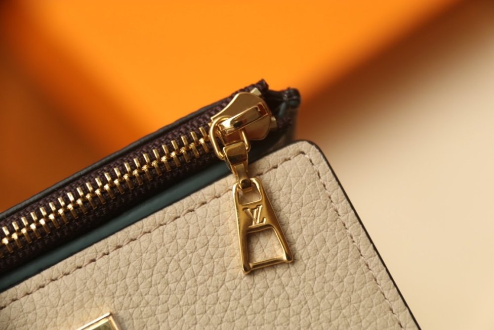 高品質 一目惚れ★ ルイヴィトン折り財布コピー 2色  Louis Vuitton ルイヴィトン財布 M82398