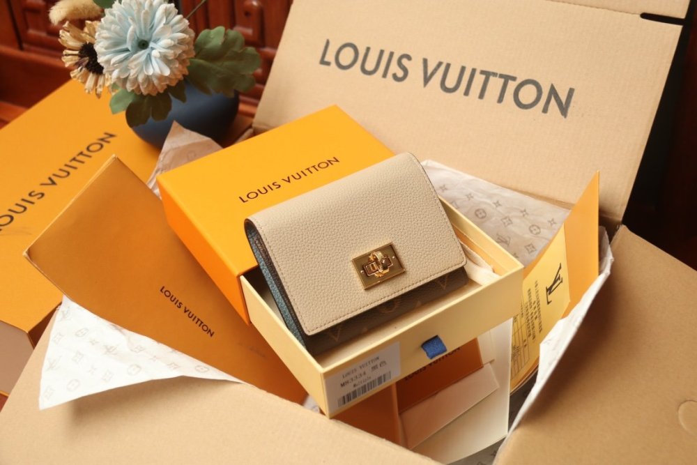 高品質 一目惚れ★ ルイヴィトン折り財布コピー 2色  Louis Vuitton ルイヴィトン財布 M82398