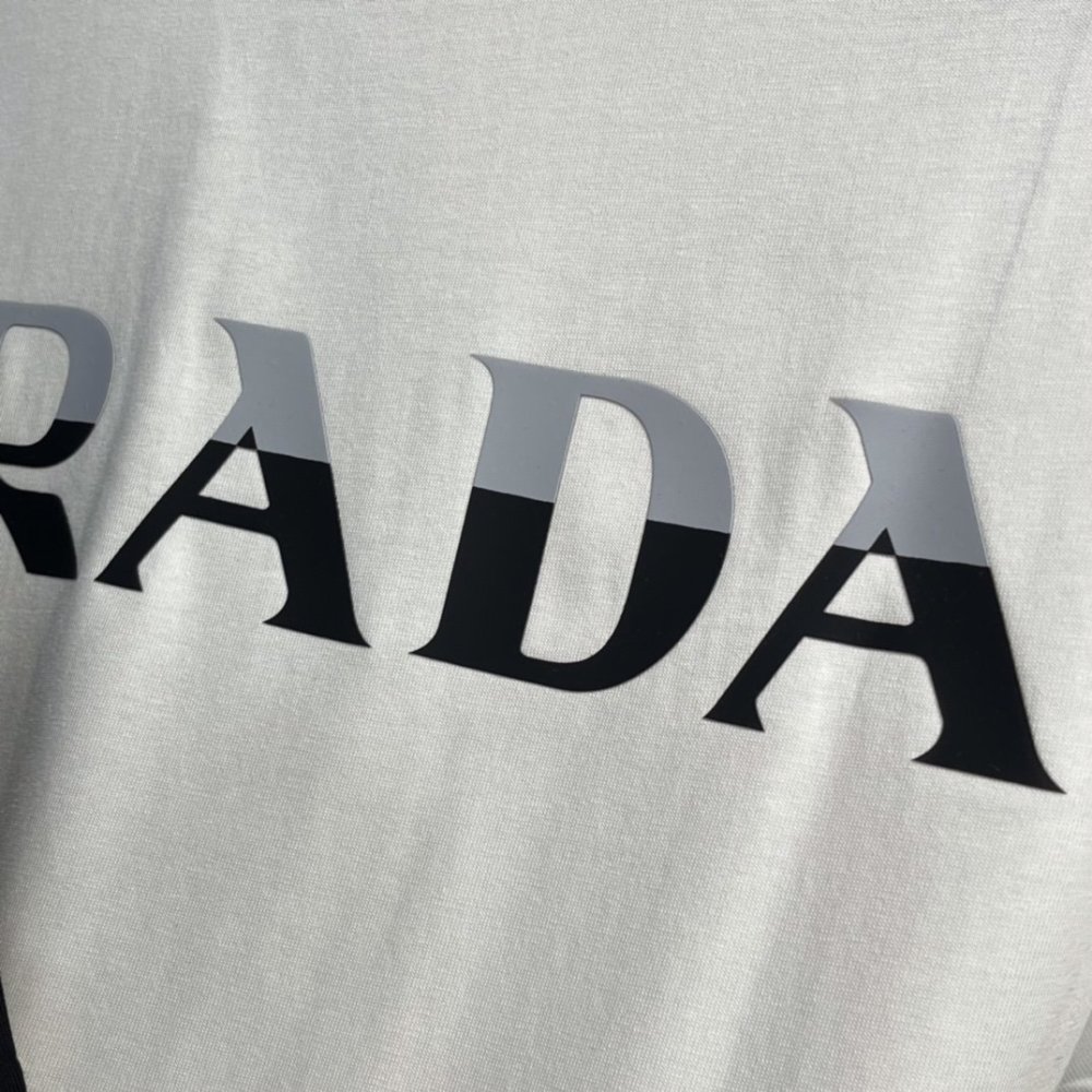 世界中で大人気★ プラダ服コピー 2色  男女兼用  Tシャツ PRADA    プラダ服0129