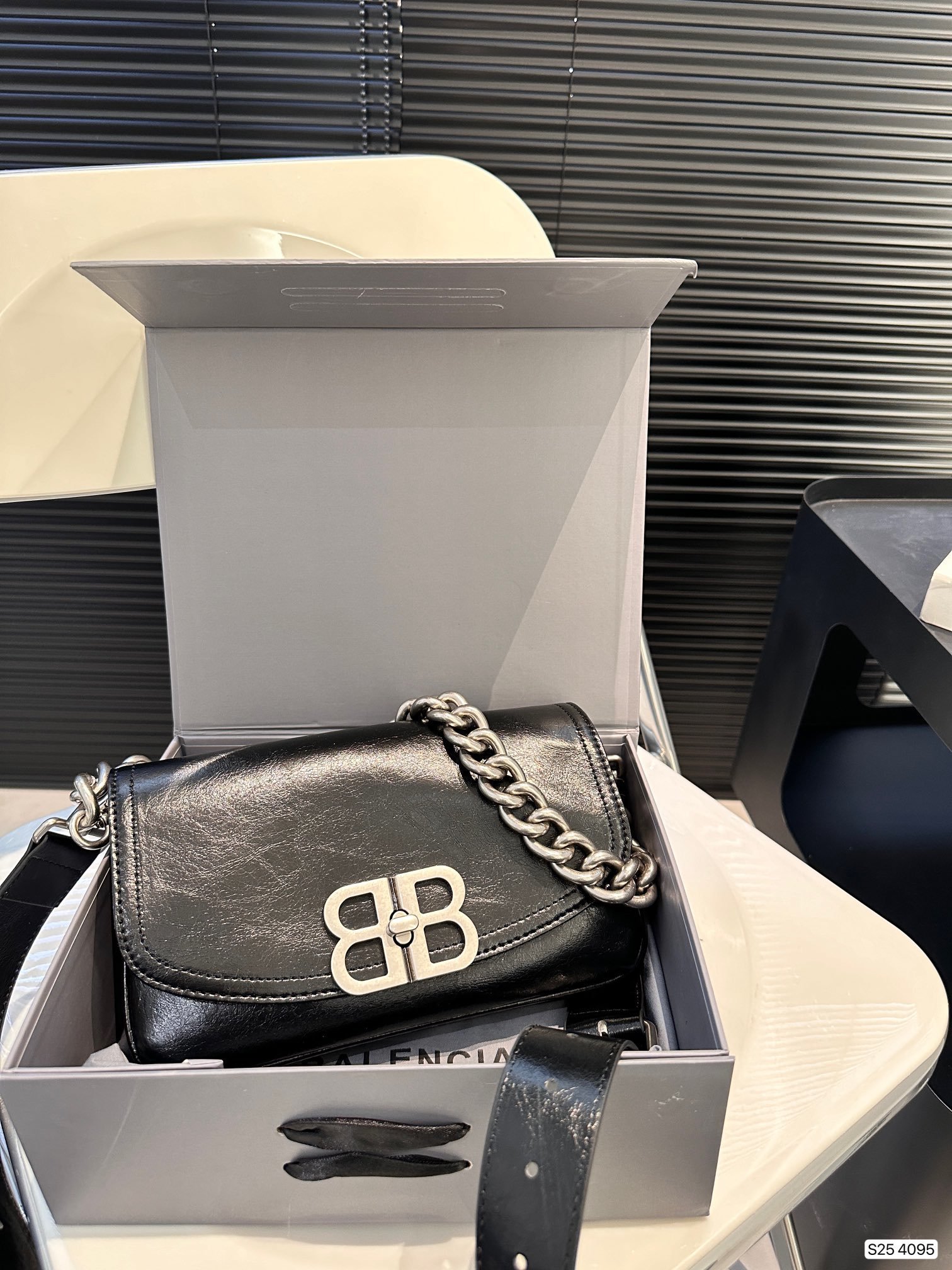 最安値挑戦    バレンシアガバッグコピー   男女兼用   2色  BALENCIAGA   バレンシアガバッグ0047