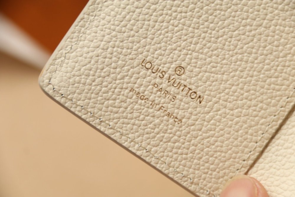 高品質 大人気！暖かい★  ルイヴィトン折り財布コピー 2色  Louis Vuitton ルイヴィトン財布M81927