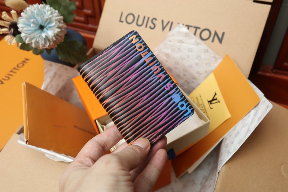 高品質  世界中で大人気★  ルイヴィトンカードケースコピー   Louis Vuitton ルイヴィトン財布M82585