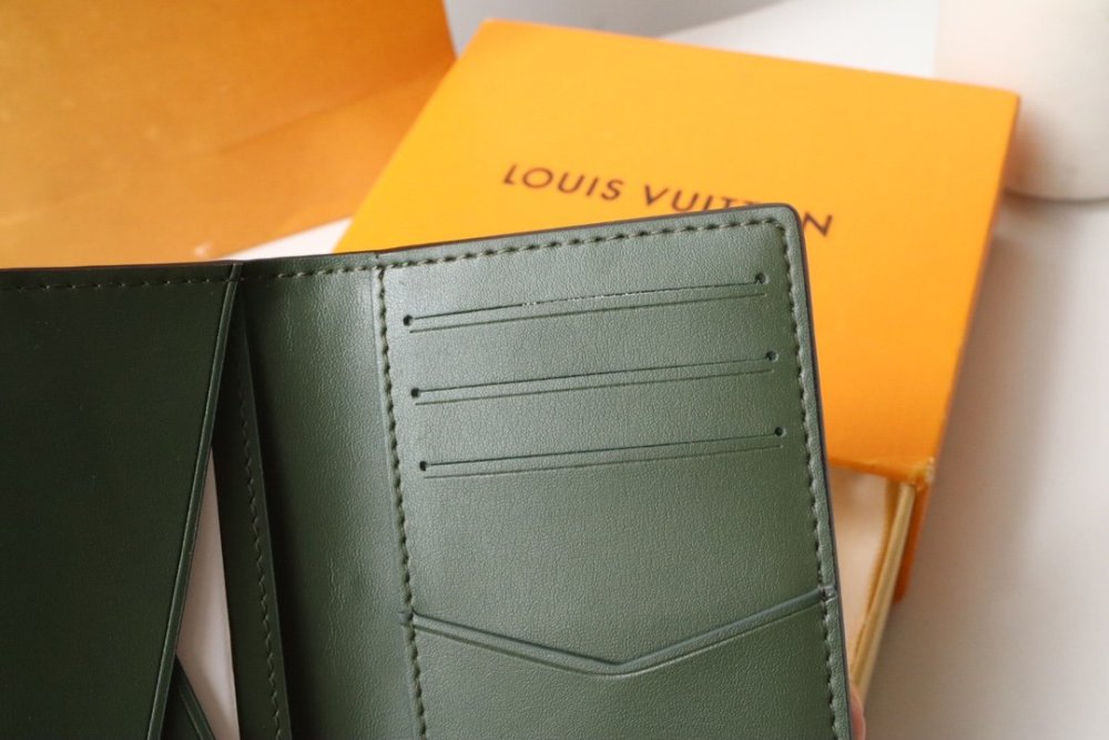 高品質 注目アイテム★ ルイヴィトンカードケースコピー   Louis Vuitton ルイヴィトン財布M84690