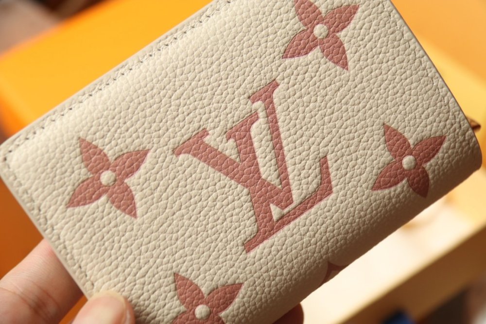 高品質 大人気！暖かい★  ルイヴィトン折り財布コピー 2色  Louis Vuitton ルイヴィトン財布M81927