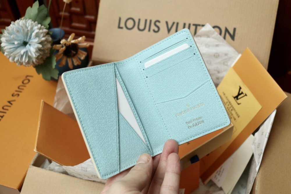 一目惚れ★ ルイヴィトンカードケースコピー 2色  Louis Vuitton ルイヴィトン財布N40678