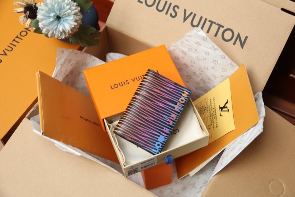 高品質  世界中で大人気★  ルイヴィトンカードケースコピー   Louis Vuitton ルイヴィトン財布M82585