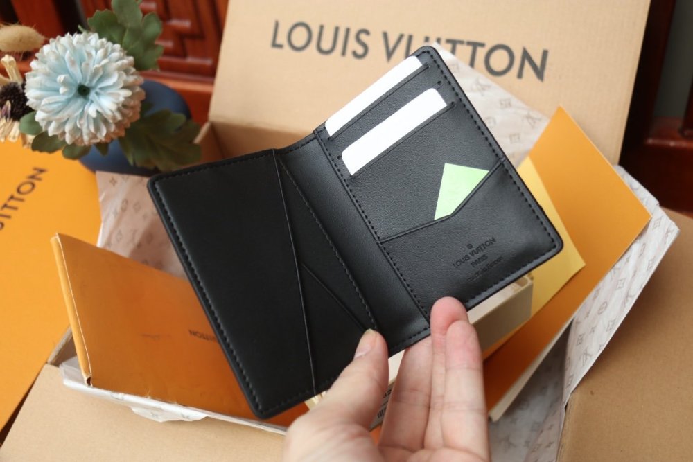 高品質  世界中で大人気★  ルイヴィトンカードケースコピー   Louis Vuitton ルイヴィトン財布M82585