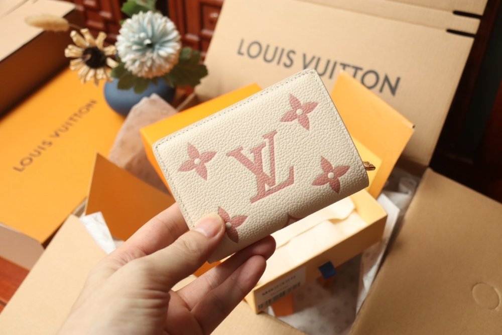 高品質 大人気！暖かい★  ルイヴィトン折り財布コピー 2色  Louis Vuitton ルイヴィトン財布M81927