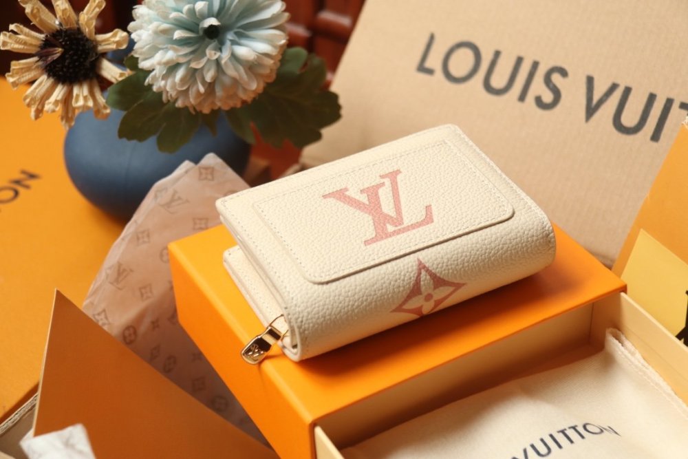 高品質 大人気！暖かい★  ルイヴィトン折り財布コピー 2色  Louis Vuitton ルイヴィトン財布M81927