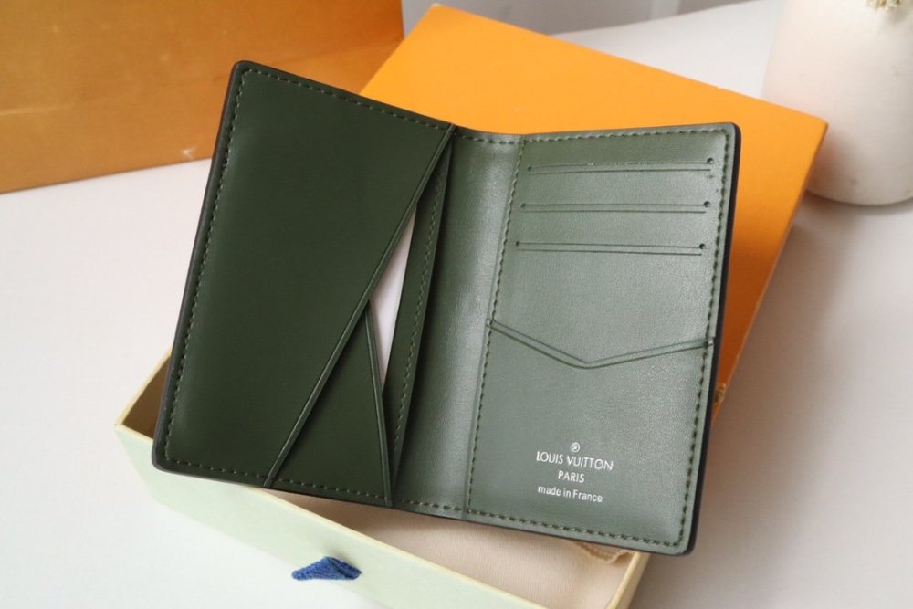 高品質 注目アイテム★ ルイヴィトンカードケースコピー   Louis Vuitton ルイヴィトン財布M84690