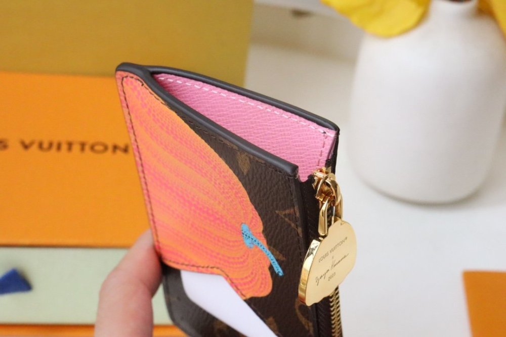 注目度抜群！  ルイヴィトンカードケースコピー   Louis Vuitton ルイヴィトン財布M8211012*8