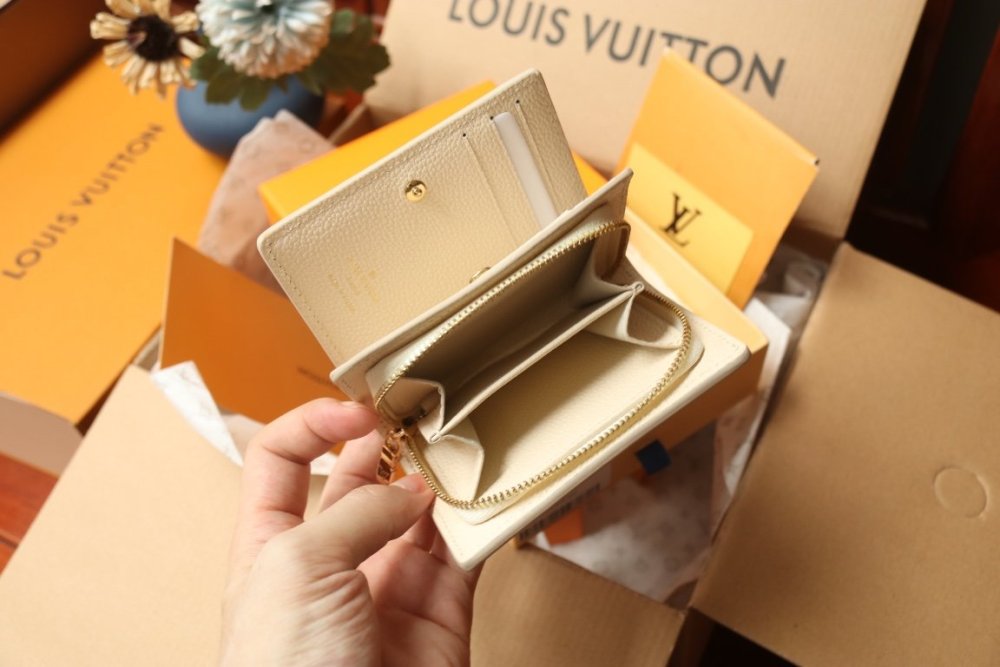 高品質 大人気！暖かい★  ルイヴィトン折り財布コピー 2色  Louis Vuitton ルイヴィトン財布M81927
