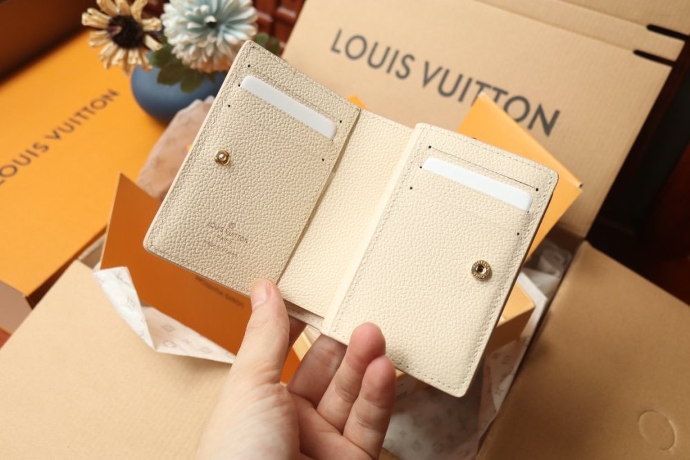 高品質 大人気！暖かい★  ルイヴィトン折り財布コピー 2色  Louis Vuitton ルイヴィトン財布M81927