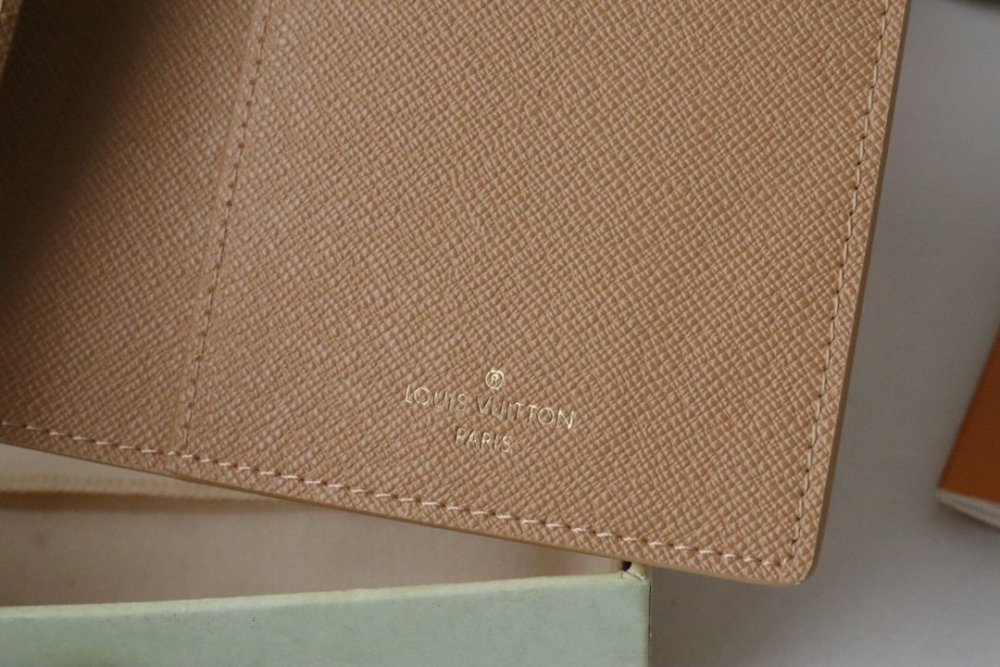 人気急上昇  ルイヴィトンカードケースコピー 4色  Louis Vuitton ルイヴィトン財布M83479