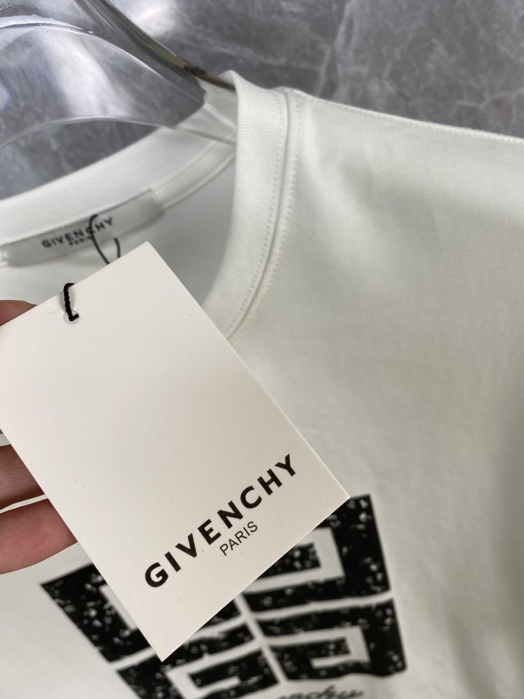 完売前に！  ジバンシィ服コピー 2色  男女兼用  Tシャツ  GIVENCHY  ジバンシィ服0041