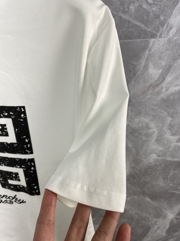 完売前に！  ジバンシィ服コピー 2色  男女兼用  Tシャツ  GIVENCHY  ジバンシィ服0041