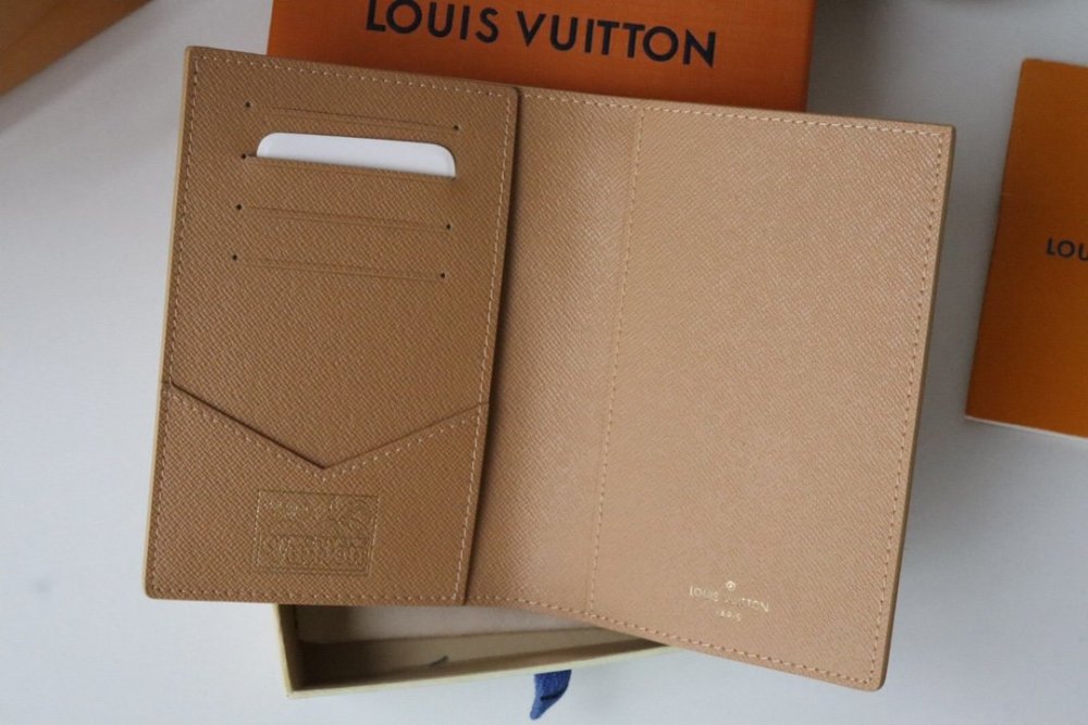 人気急上昇  ルイヴィトンカードケースコピー 4色  Louis Vuitton ルイヴィトン財布M83479