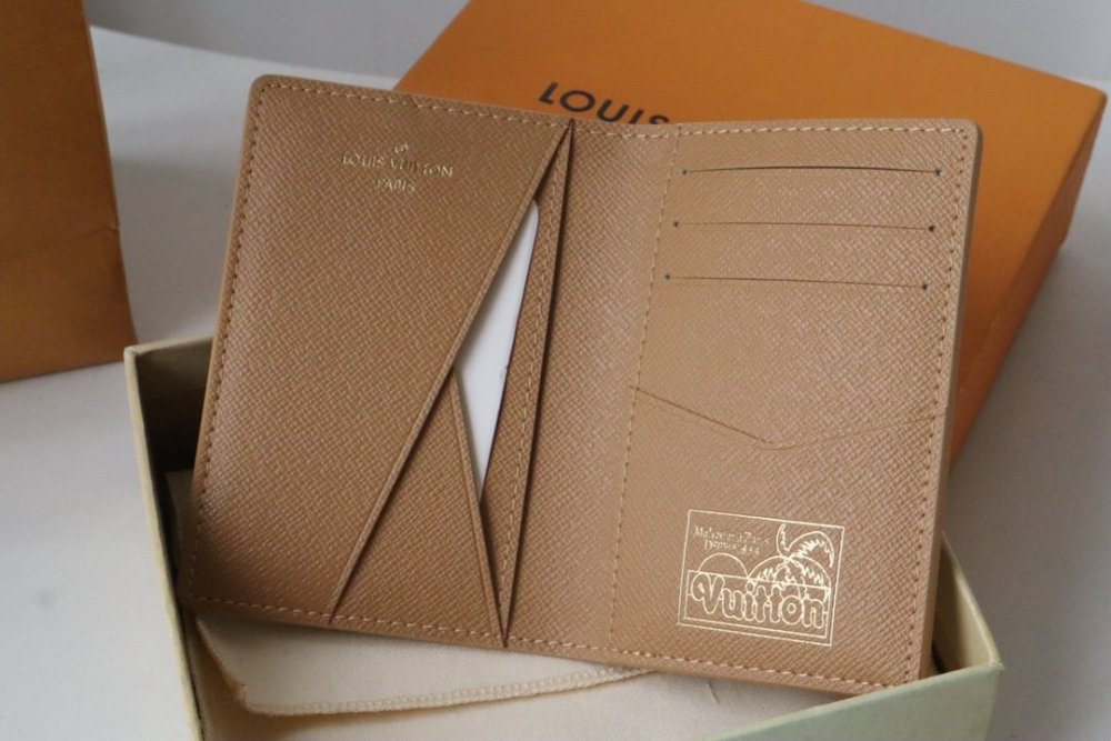 即発送！  ルイヴィトンカードケースコピー 4色  Louis Vuitton ルイヴィトン財布M83498
