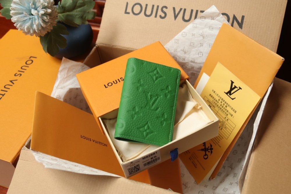 売上総額１位！  ルイヴィトンカードケースコピー 7色  Louis Vuitton ルイヴィトン財布M82881