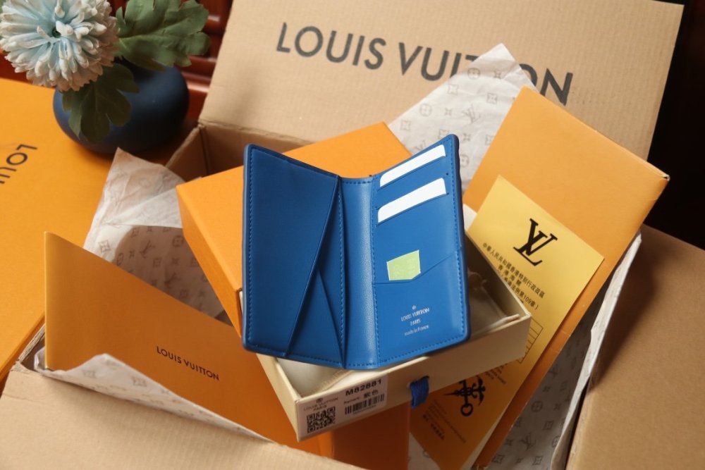 売上総額１位！  ルイヴィトンカードケースコピー 7色  Louis Vuitton ルイヴィトン財布M82881