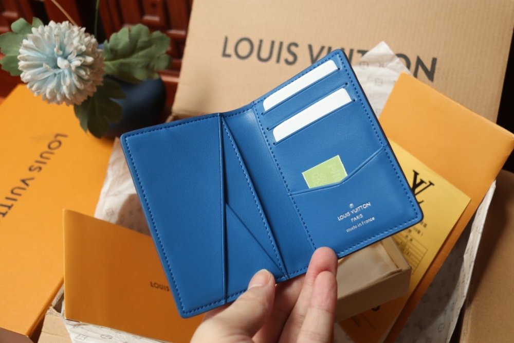 売上総額１位！  ルイヴィトンカードケースコピー 7色  Louis Vuitton ルイヴィトン財布M82881