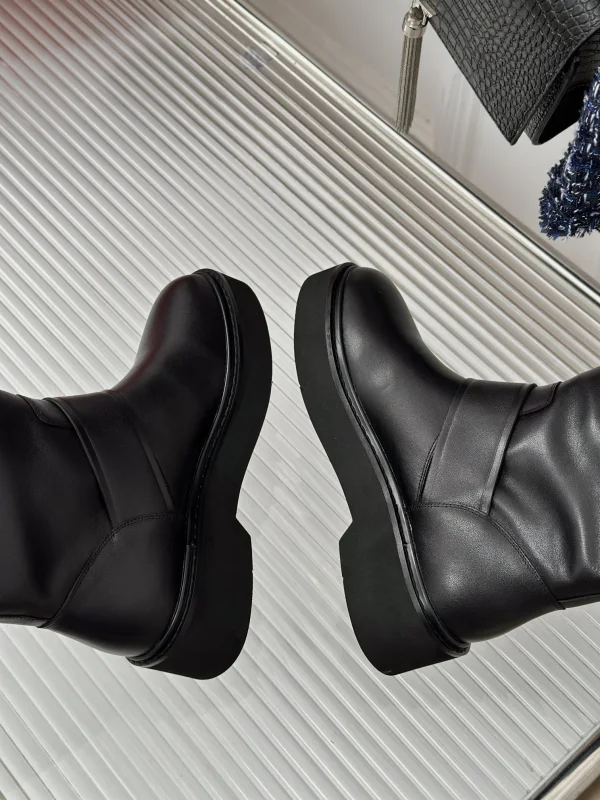 ★日本!!人気！ ロジェヴィヴィエ靴コピー ROGER VIVIER  2色  ロジェヴィヴィエ靴0203
