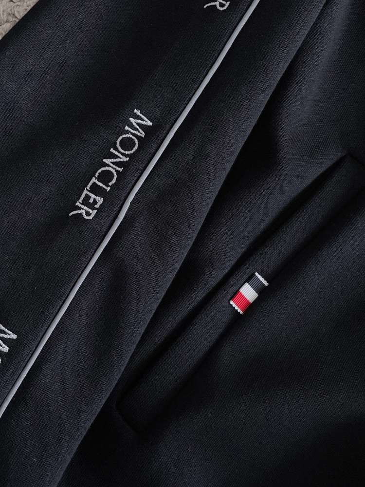 世界中で大人気★  秋冬の新作モンクレールセットアップコピー    Moncler  モンクレール服0191