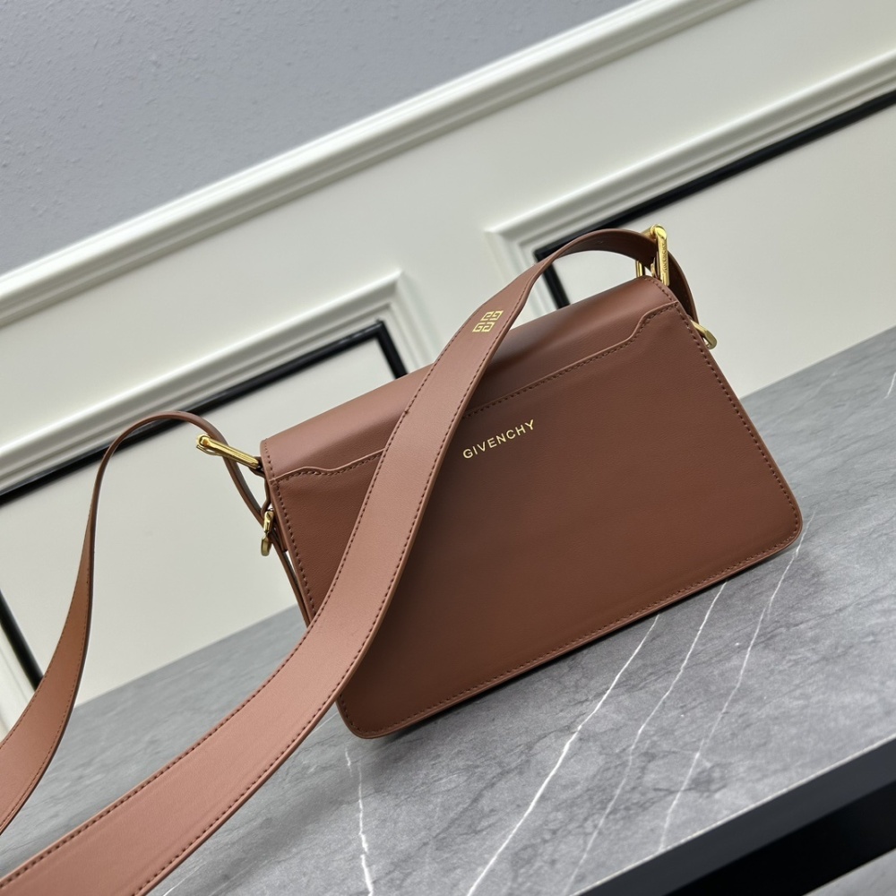 《人気★》    ジバンシィバッグコピー  ミディアムクロスバック 3色    GIVENCHY  ジバンシィバッグ0037