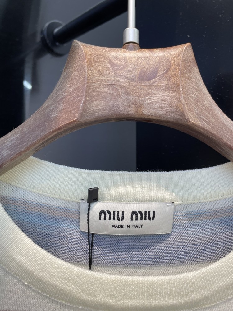 新色☆希少ミュウミュウ  LOGO Tシャツ 偽物  3色  MIUMIU  ミュウミュウ服032