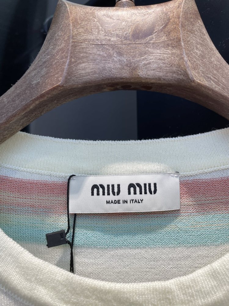 新色☆希少ミュウミュウ  LOGO Tシャツ 偽物  3色  MIUMIU  ミュウミュウ服032