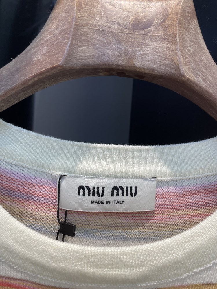 新色☆希少ミュウミュウ  LOGO Tシャツ 偽物  3色  MIUMIU  ミュウミュウ服032