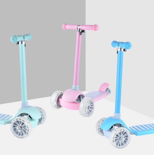 Portable three wheel flash PU wheel  adjustable  children's scooter