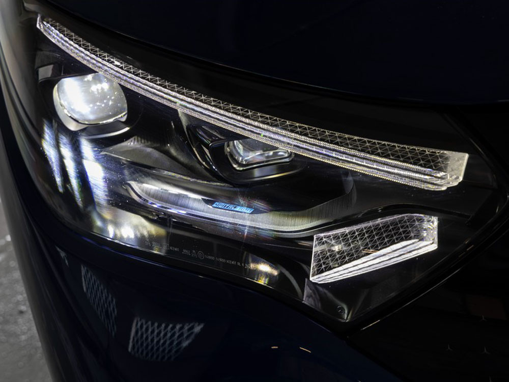 Front headlight of the 2023 Mercedes-Benz EQE sedan