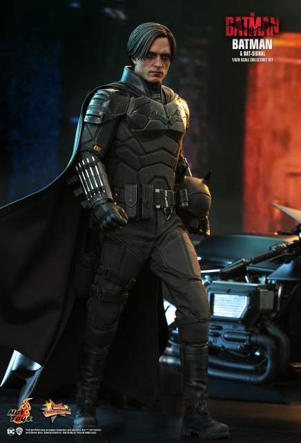 Hot Toys 1/6 MMS641 - The Batman - Batman and Bat-Signal Collectible Set IN STOCK