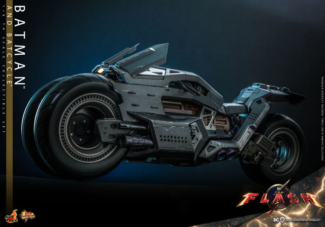 Hot Toys 1/6 MMS705 - The Flash - Batman and Batcycle Collectible Set