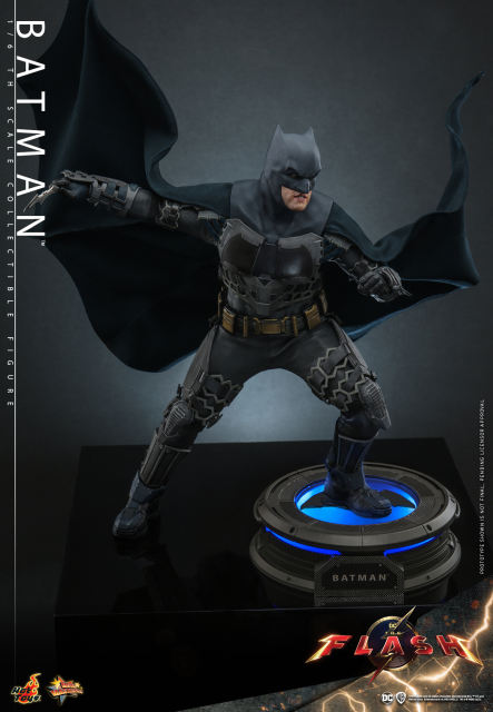 Hot Toys 1/6 MMS703 - The Flash - Batman