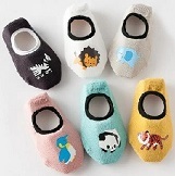 Calcetines de bebés con diseños estampados de dibujos animados