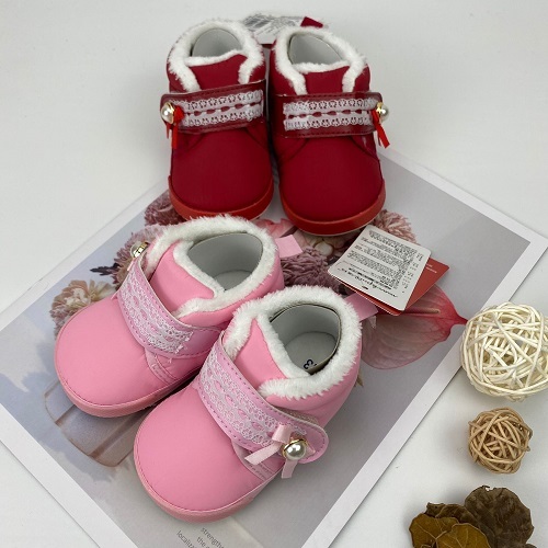 Zapatillas de bebe, planas con diseño de dibujos animados con tira velcro y chiporro