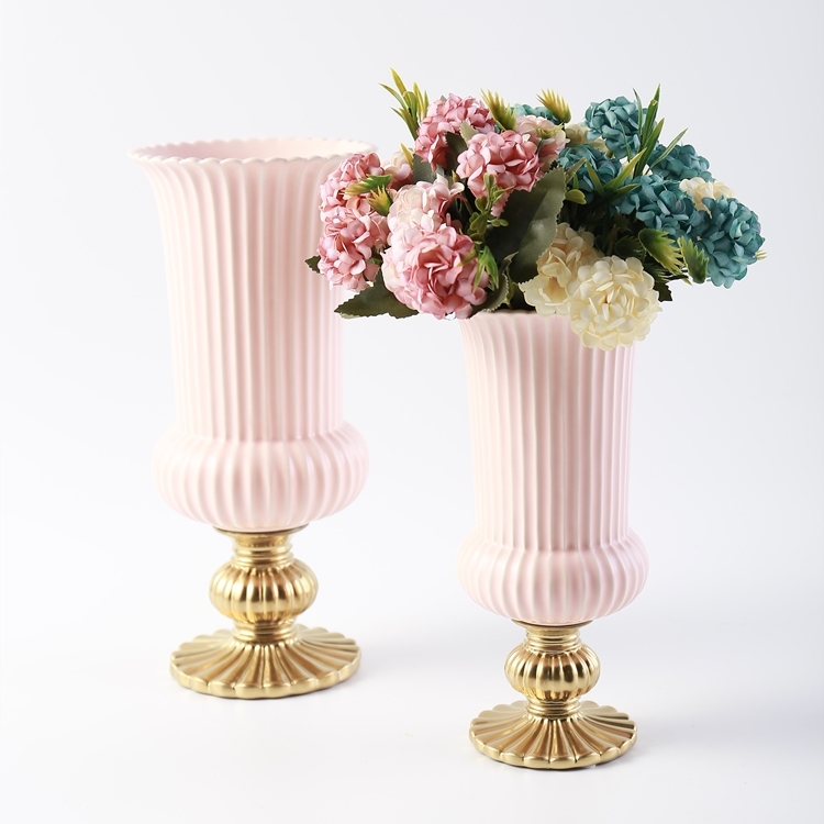 Luxury Wedding Decorative Ceramic Flower Vase Nordic Stripe Cylinder Pink Vase Gold Stand Home Restaurant Hotel Decoration
